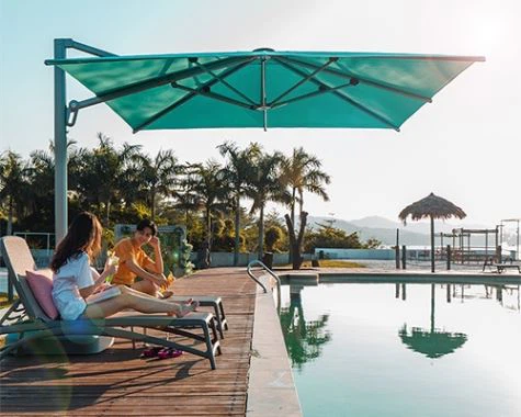 캔틸레버와 크랭크가 있는 야외 파티오 우산